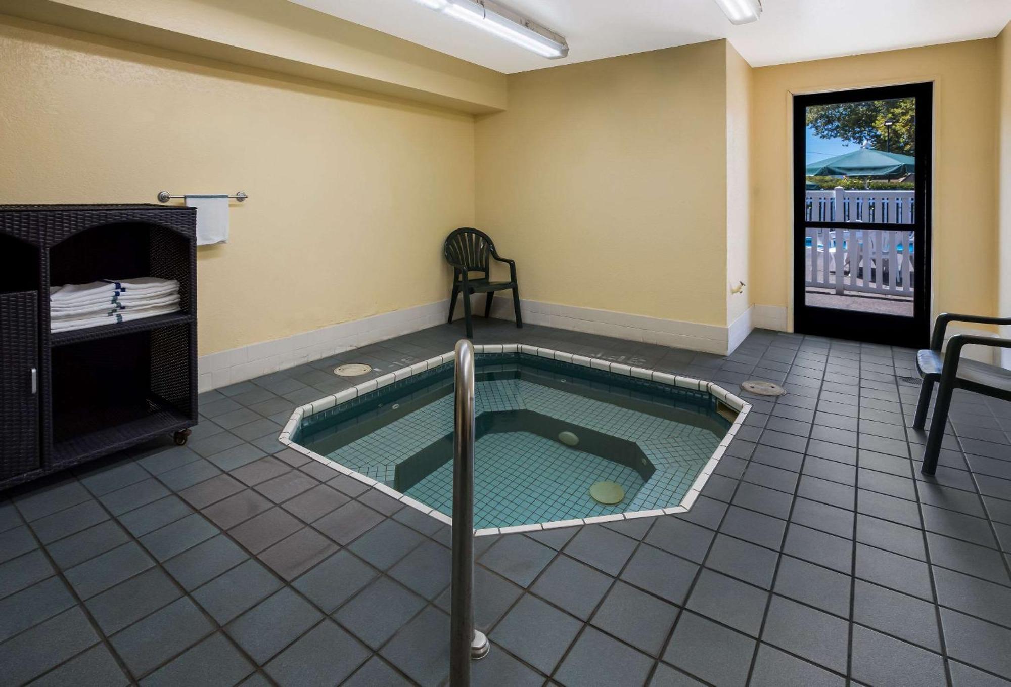 Quality Inn & Suites Medford Airport Dış mekan fotoğraf