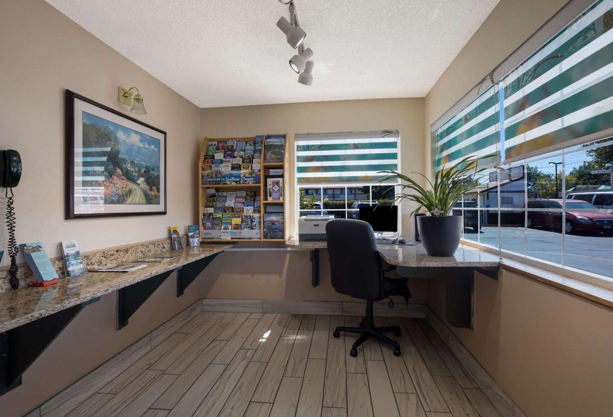 Quality Inn & Suites Medford Airport Dış mekan fotoğraf
